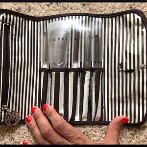 Henri Bender travel makeup brushes with pouch.